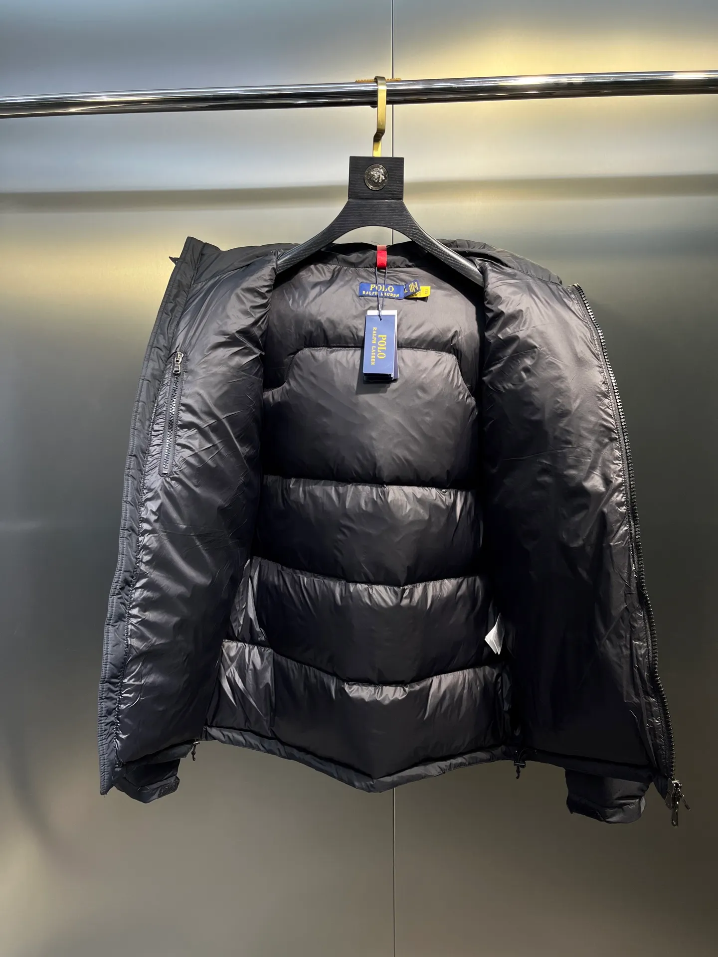 P980 Ralph Lauren polo unisex matte down jacket. Ralph is going crazy this year. The upper body fabric of major internet celebrities has a double-layer shin feel, which is full of weight! It's not as heavy as a regular jacket, and the ordinary cotton material feels really different. This one is super comfortable, soft and stylish, and has a green plaid interior that has a retro movie fashion feel! ✅Original custom-made 40D plaid four-level waterproof fabric, waterproof and anti-static fabric, exclusively using the original single-layer fabric method. The use of single-layer fabric has tested that the fabric and down must meet the standards to prevent velvet running, and ensure the feel and bulkiness. The interior is made of nylon double-layer sealing design, which will not cause any velvet running phenomenon. The adjustable hem with built-in drawstring buckle can prevent wind and cold. ✅ Silhouette jacket The upper body shape is super good, and the LOGO design on the chest is prominent. It is a style highly recommended by foreign bloggers. ✅Original original data layout, coordinated, loose, warm, fashionable, real original internal data, tolerant version. ✅Imported Behringer embroidery machine, custom-made 10,000-needle electric embroidery, using imported No. 7 needles, imported embroidery thread, ensuring that each word is full, three-dimensional and clear, and can be called the most expensive embroidery logo. ✅It is filled with national standard 80% white duck down, which has better thermal insulation performance, is light and not heavy, and has good fluff recovery after compression! ✅RDS certified high-quality 700 high fluffy white duck down filling ✅The zipper is customized from the Yoshida RL factory, with clear engravings and perfect and smooth texture ✅Accessories and buttons are all developed using the original version The fit is loose but not baggy. The size is just right and not picky. The dropped shoulder design modifies the shoulders without making them look bulky. This silhouette is a style that will never go out of style. The upper body is also very durable and recognizable. The loose and reasonable fit can be worn by both men and women. It is easy to create a clean and refreshing youthful look. Size: S M L XL XXL